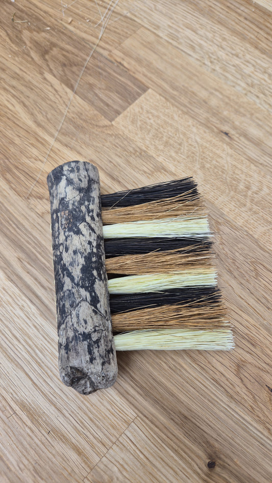 048 Handcrafted Driftwood Household Brush – Mixed Fibre & Brass Wire Stitching